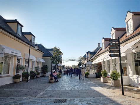 paris village outlet.